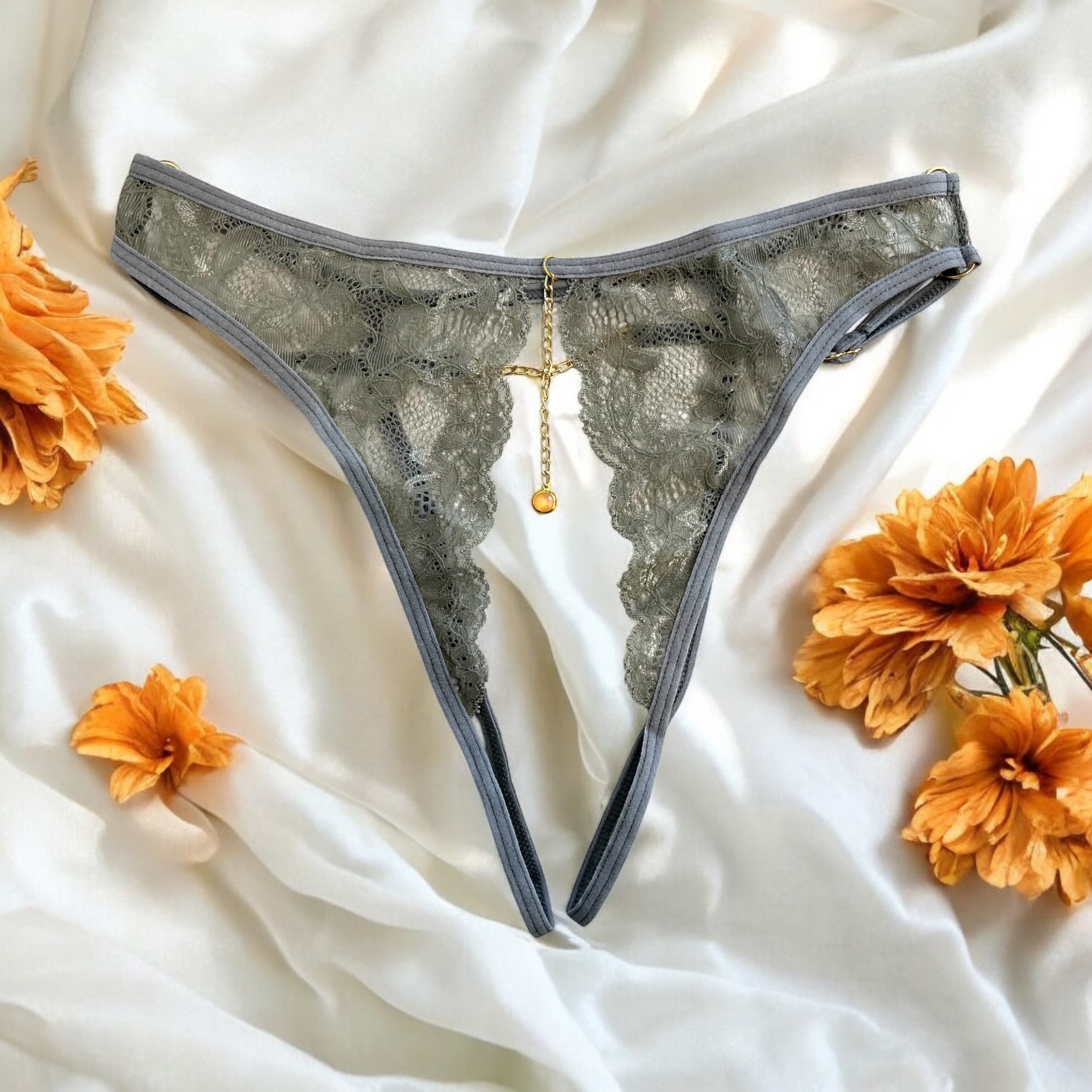 String gris avec bijou couleur aléatoire et chaîne dorée
