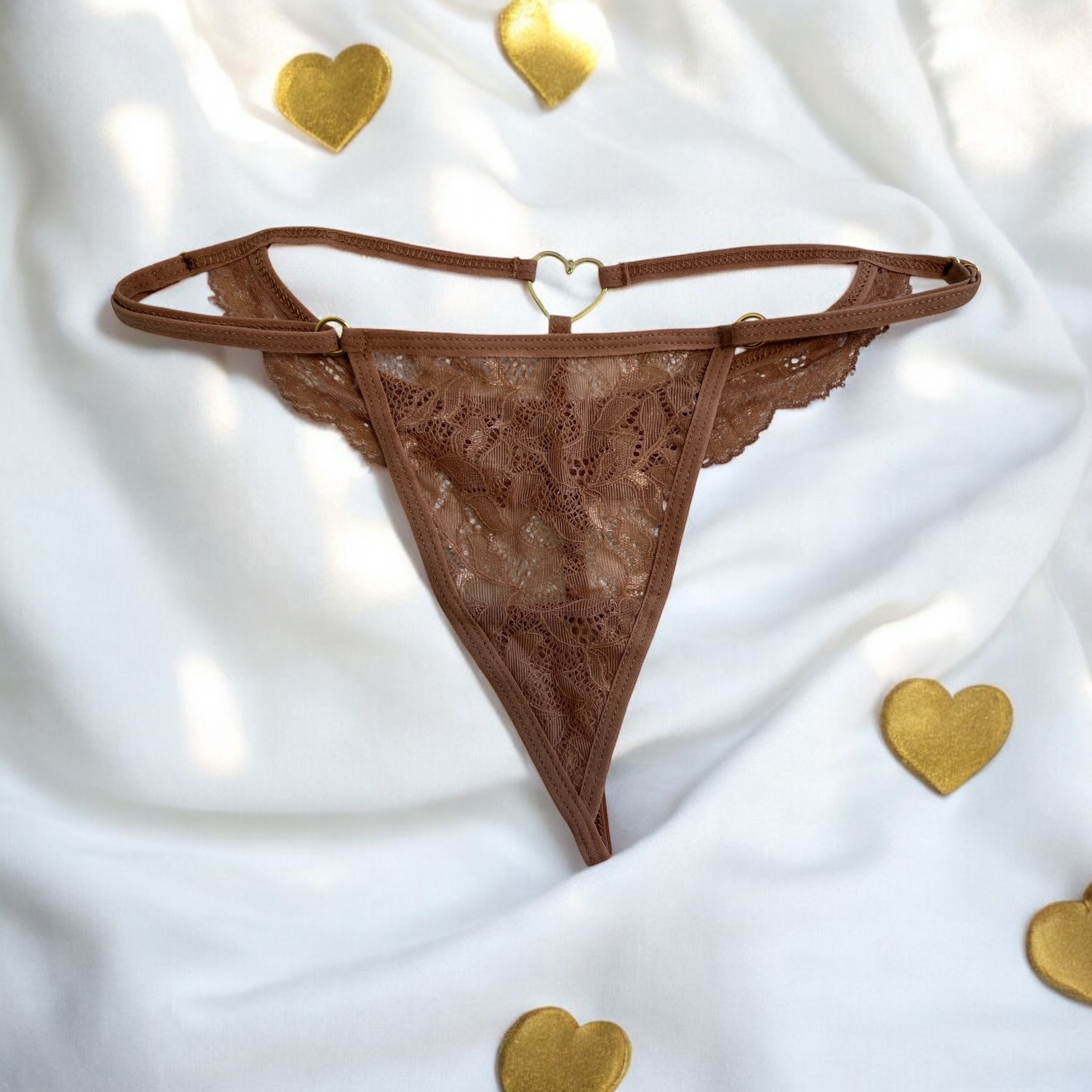String taupe en dentelle avec bijou cœur doré