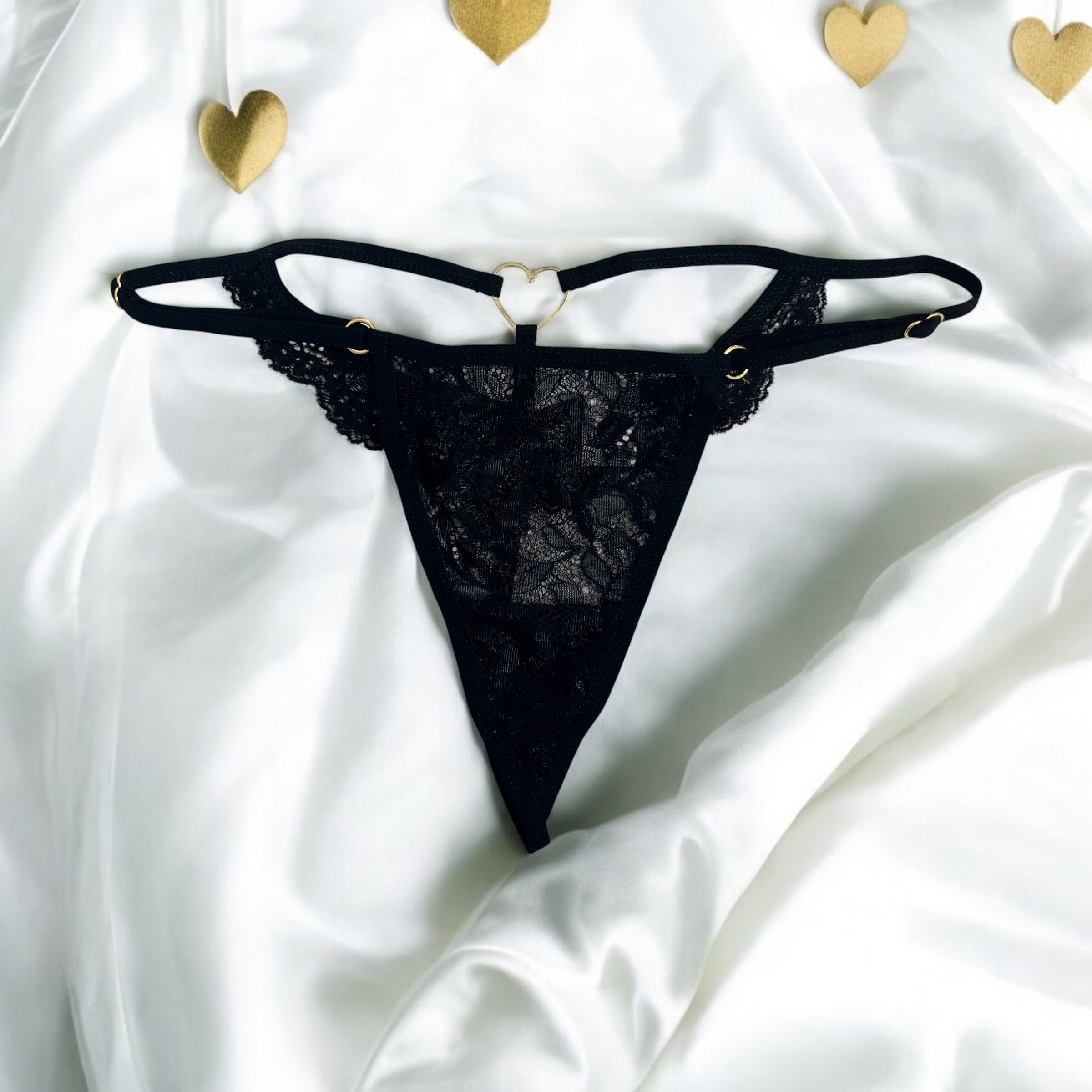 String noir en dentelle avec bijou cœur doré