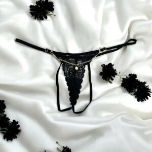 String noir en dentelle avec bijou et chaîne dorée